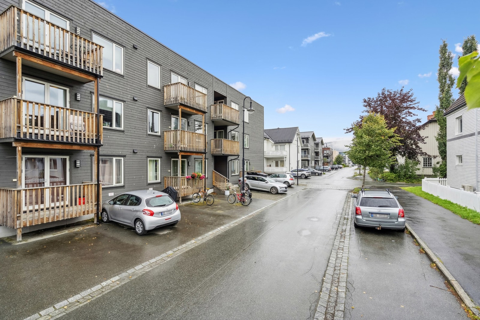 Det er inngang til leilighetskomplekset fra Wergelandsvegen. Galleribilde