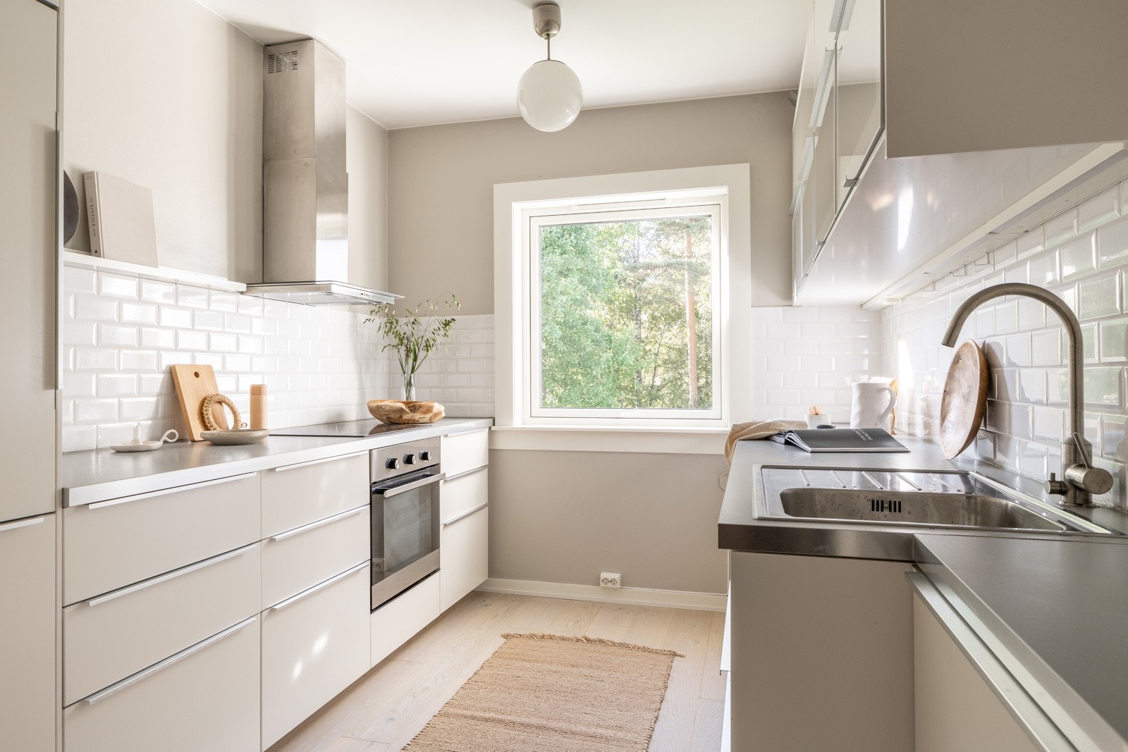 Leiligheten har et separat kjøkken med moderne fronter og benkeplate av laminat. Galleribilde