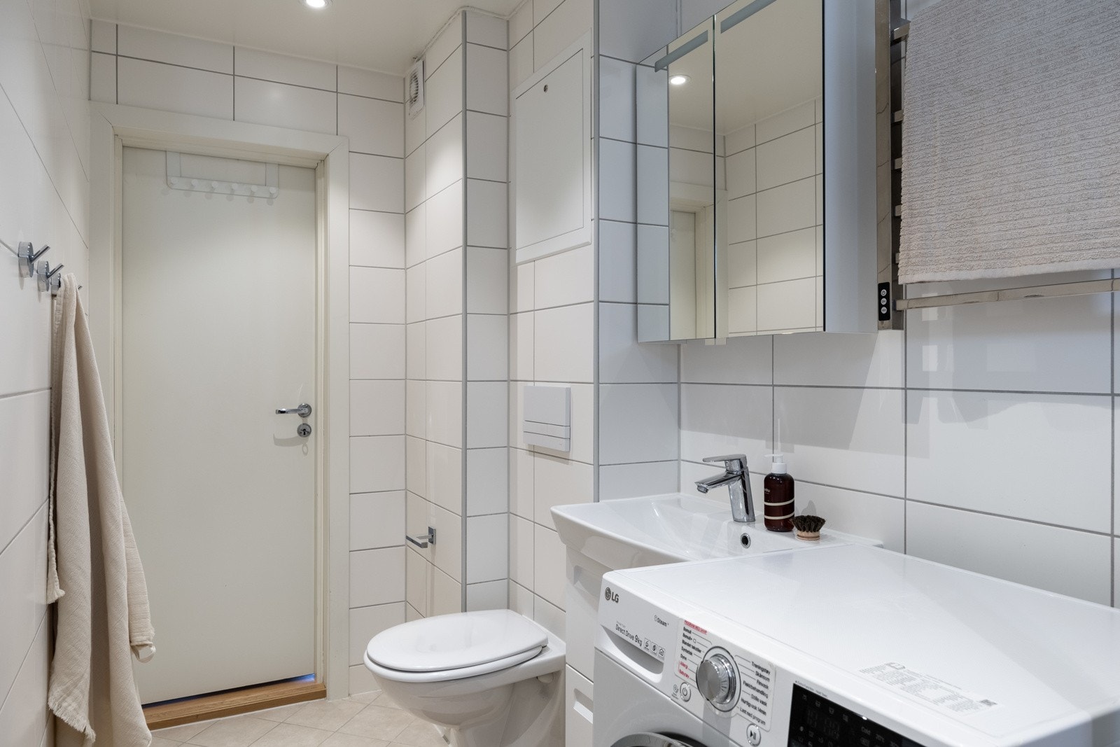 Badet er av god størrelse med romslig dusjnisje og gulvstående toalett. Galleribilde
