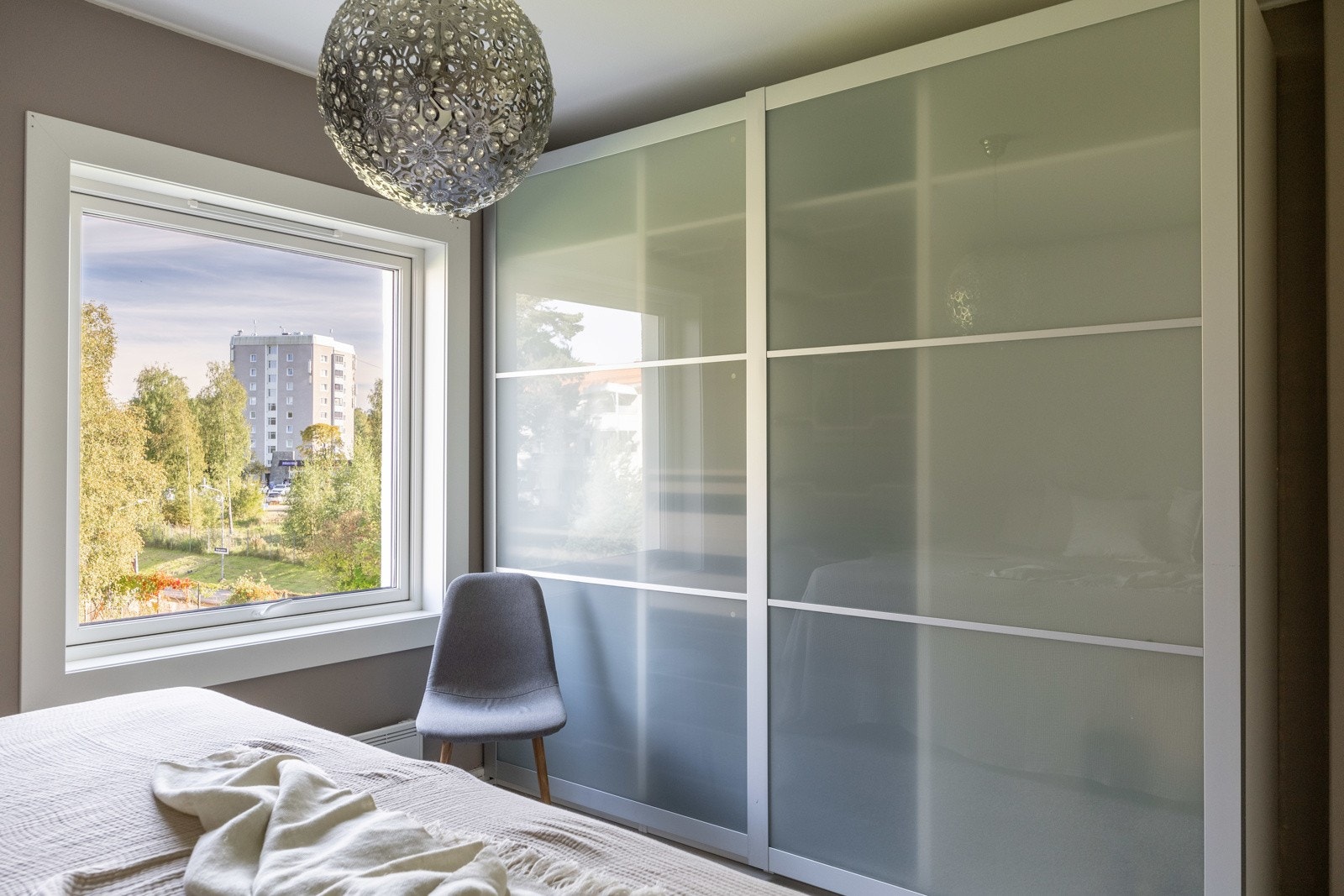 Rommet har også plass til en stor skyvedørsgarderobe som tilbyr rikelig med oppbevaringsmuligheter. Galleribilde