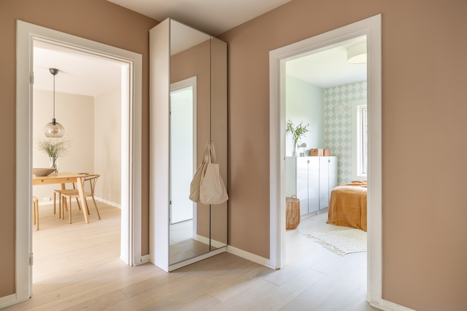 Du blir ønsket velkommen inn i en innbydende entré med plass til oppheng av yttertøy og sko. Galleribilde