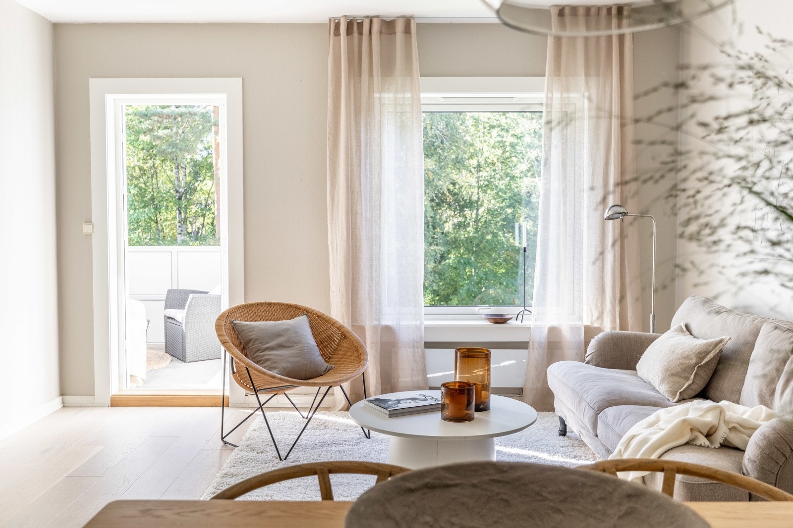 Stuen kan enkelt deles inn i flere soner og tar deg rett ut til en romslig balkong på XXXXX kvm, som blir en forlengelse av stuen på fine sommerdager. Galleribilde
