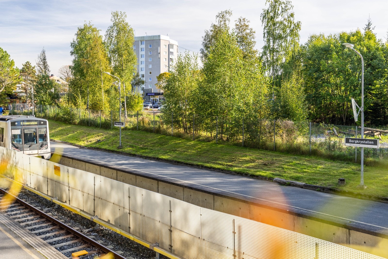 Området har gode kollektivmuligheter med både buss og T-bane. Bergkrystallen T-banestasjon ligger cirka 400 meter fra leiligheten. Galleribilde