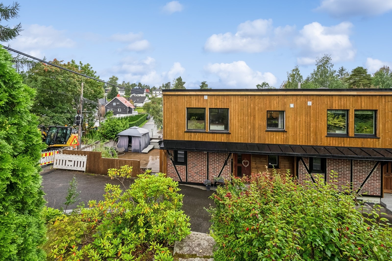 Boligen ligger i et rolig, usjenert og familievennlig boligområde på Gamle Stovner i Oslo. Galleribilde