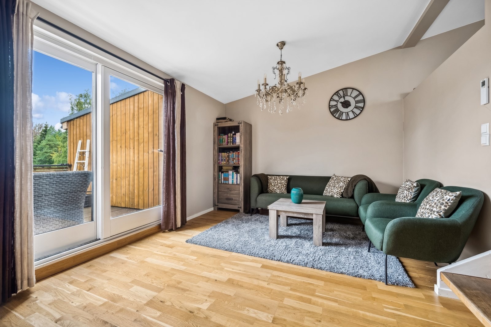 Stuen har lysmalte veggflater og parkett på gulv. Galleribilde