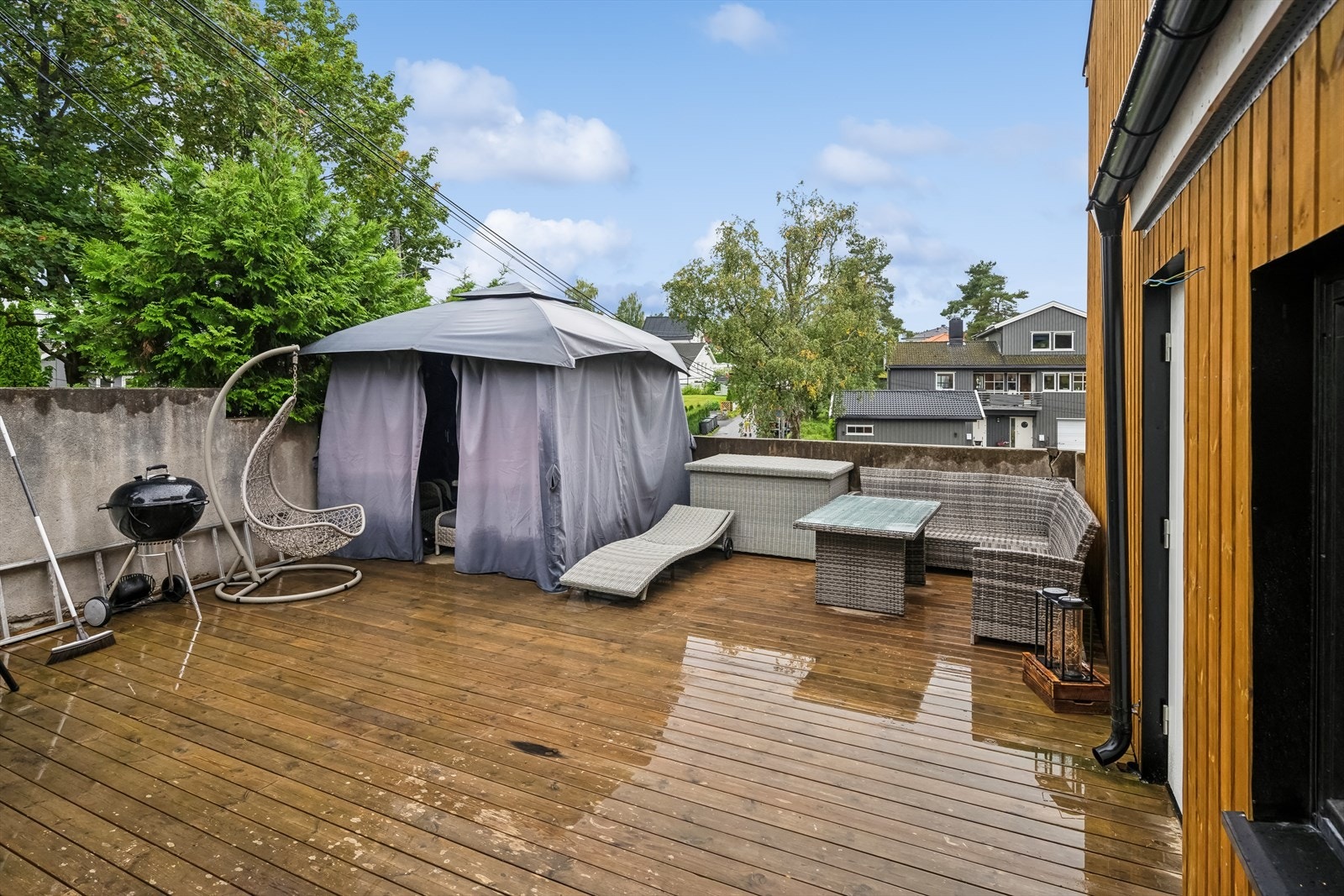 Markterrasse i trekonstruksjon oppmålt til ca 45 kvm. med utgang fra 1. etasje nedre. Galleribilde
