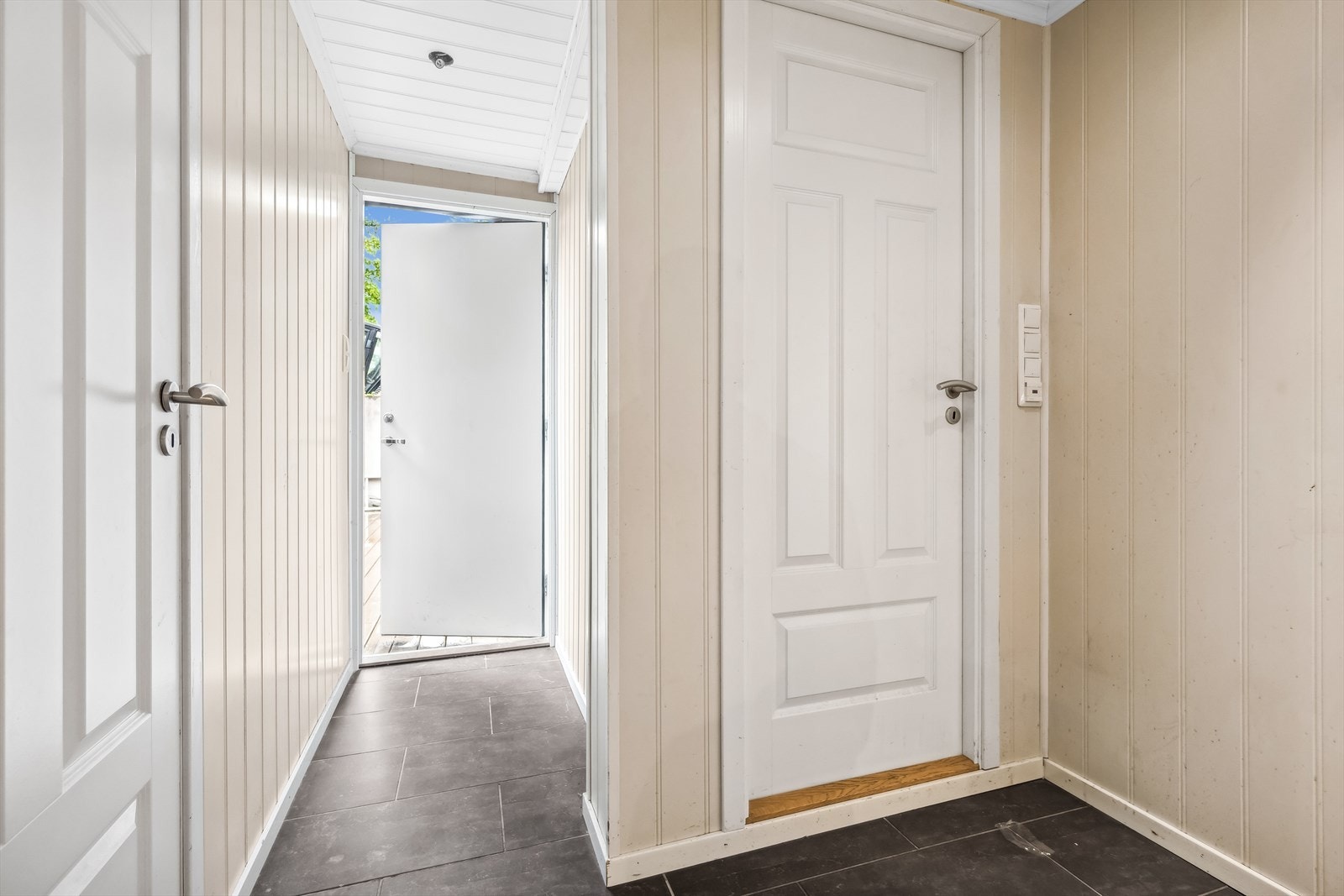 I denne etasjedelen ligger også boligens to bad og tre av fire soverom samt to store bodrom. Galleribilde