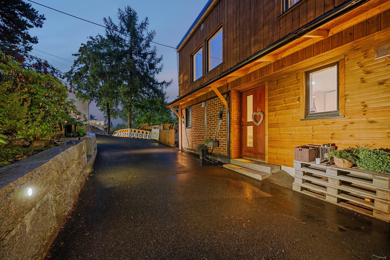Boligen ligger i et populært boligområde på Høybråten. Galleribilde