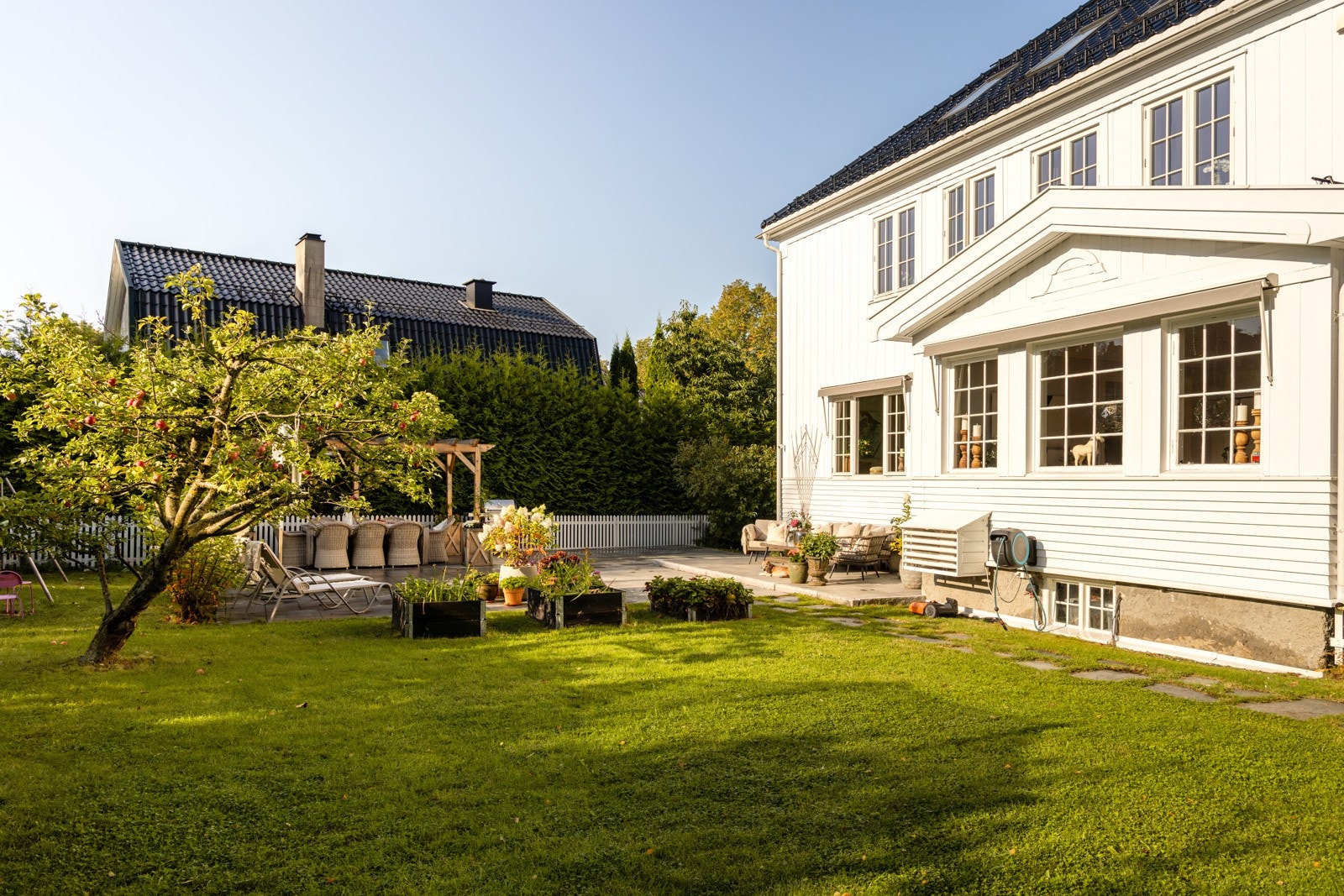 Eksklusiv bruksrett til solrik hage med stor gressplen og flotte sitteplasser. Galleribilde