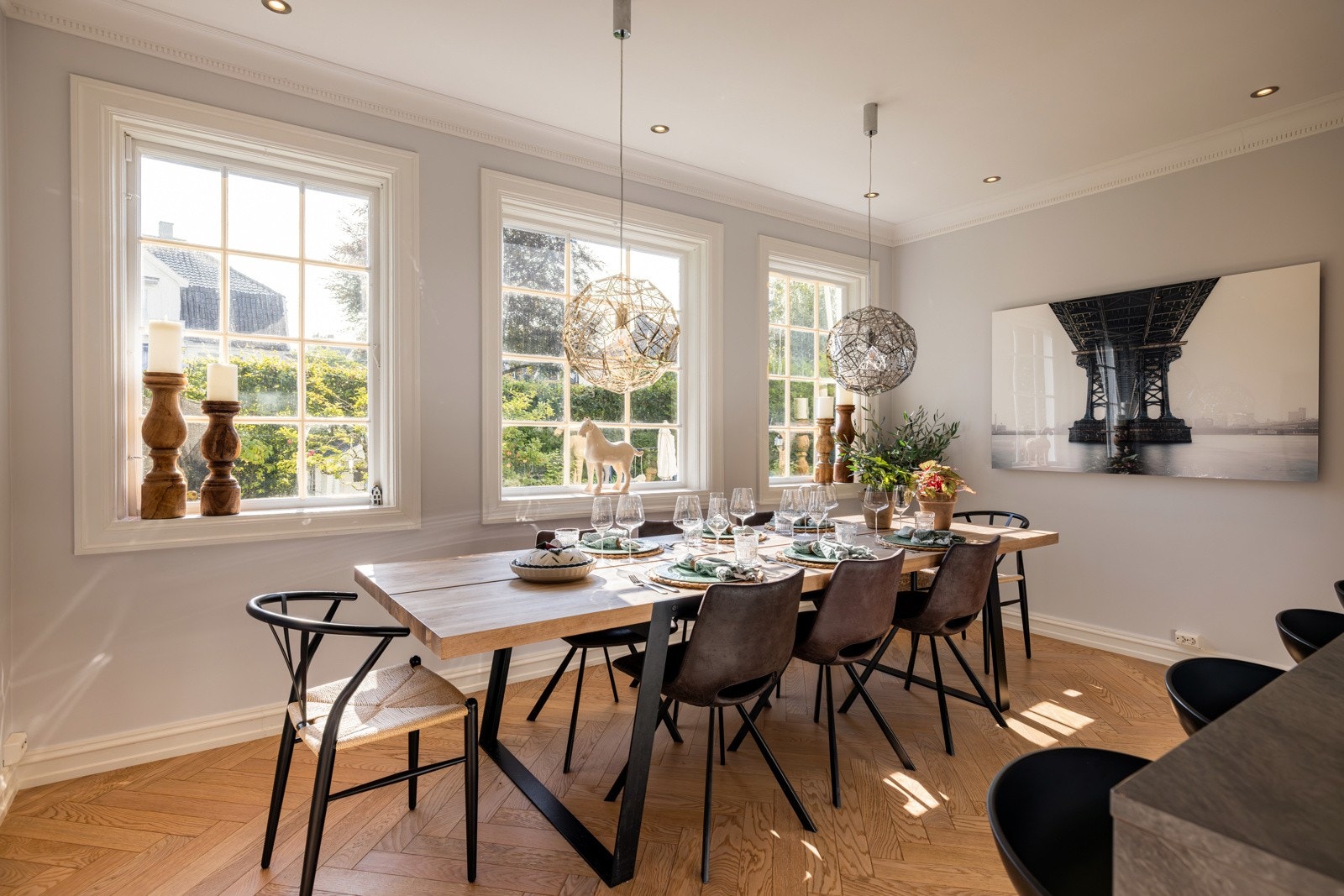 Romslig og meget hyggelig kjøkken/spisestue med klassiske vinduer mot hagen. Galleribilde