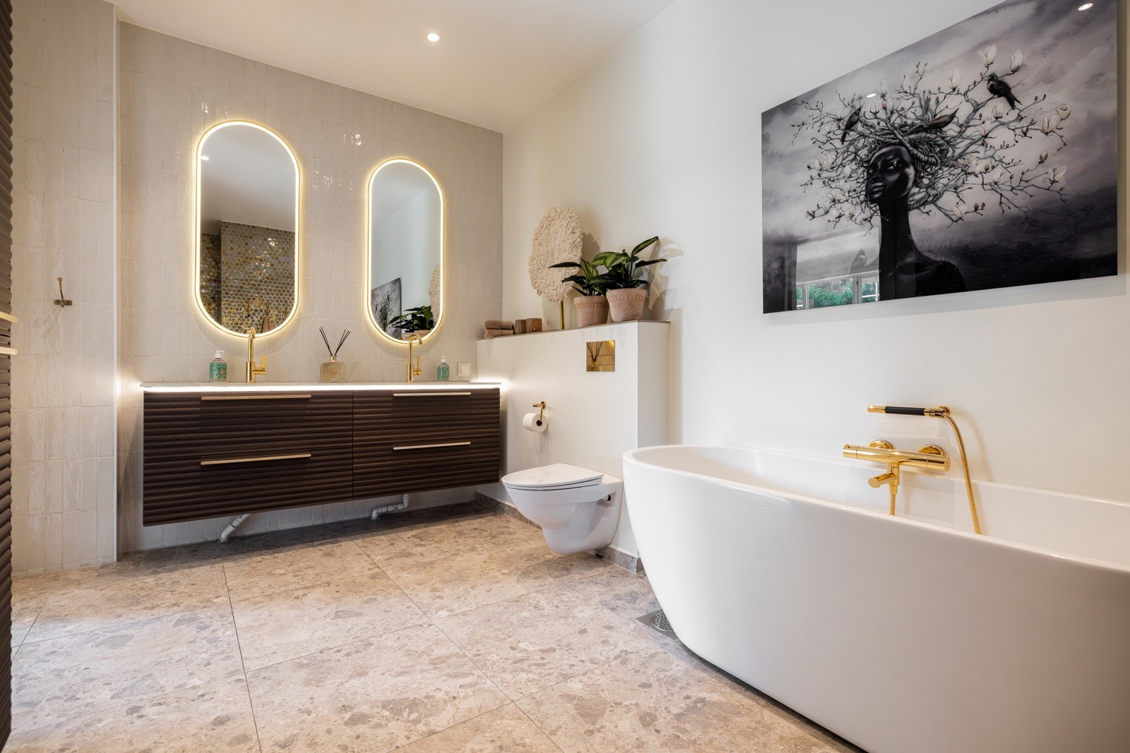 Badet ble rehabilitert i 2022 med 60*60 fliser på gulv og design mosaikkfliser samt malte flater på veggene. Galleribilde