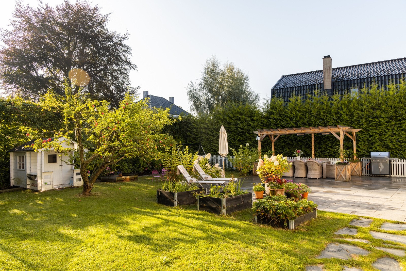 Idyllisk hage med plass til flere sittegrupper. Galleribilde