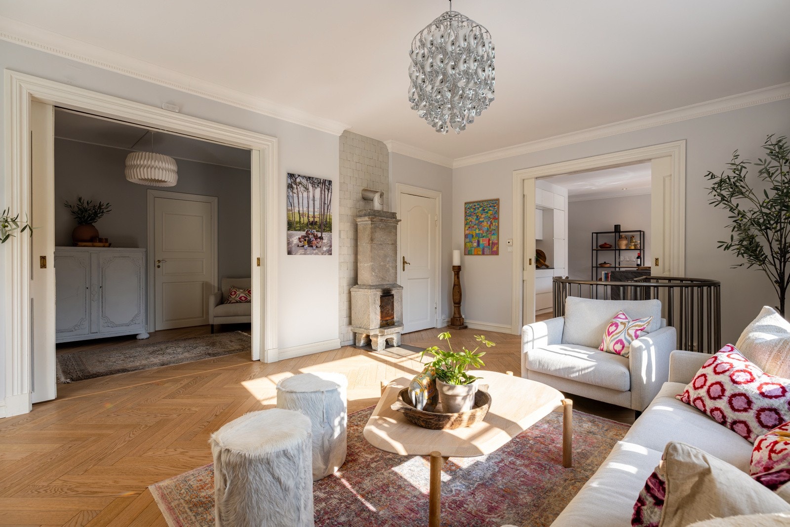 Lekkert gulv i fiskeben mønster fra Panaget levert av Kahlbom & Co med gulvvarme på kjøkken og i stue. Galleribilde