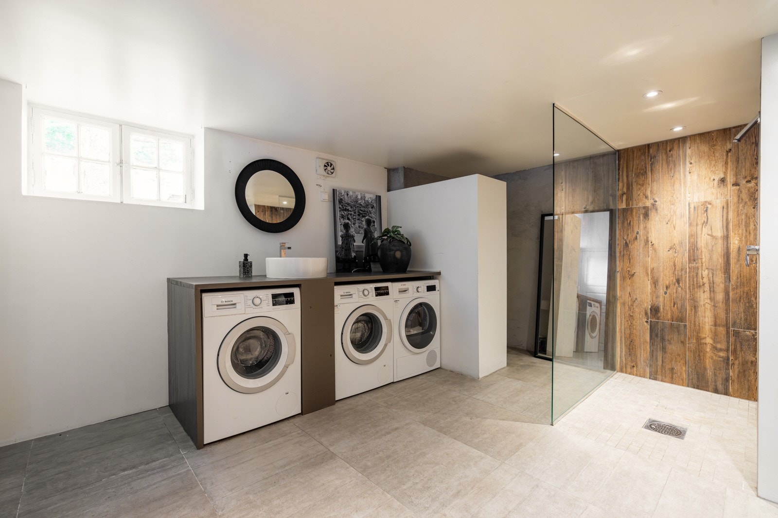 Opplegg for to vaskemaskiner og tørketrommel. Klessjakt fra hovedsoverom. Galleribilde