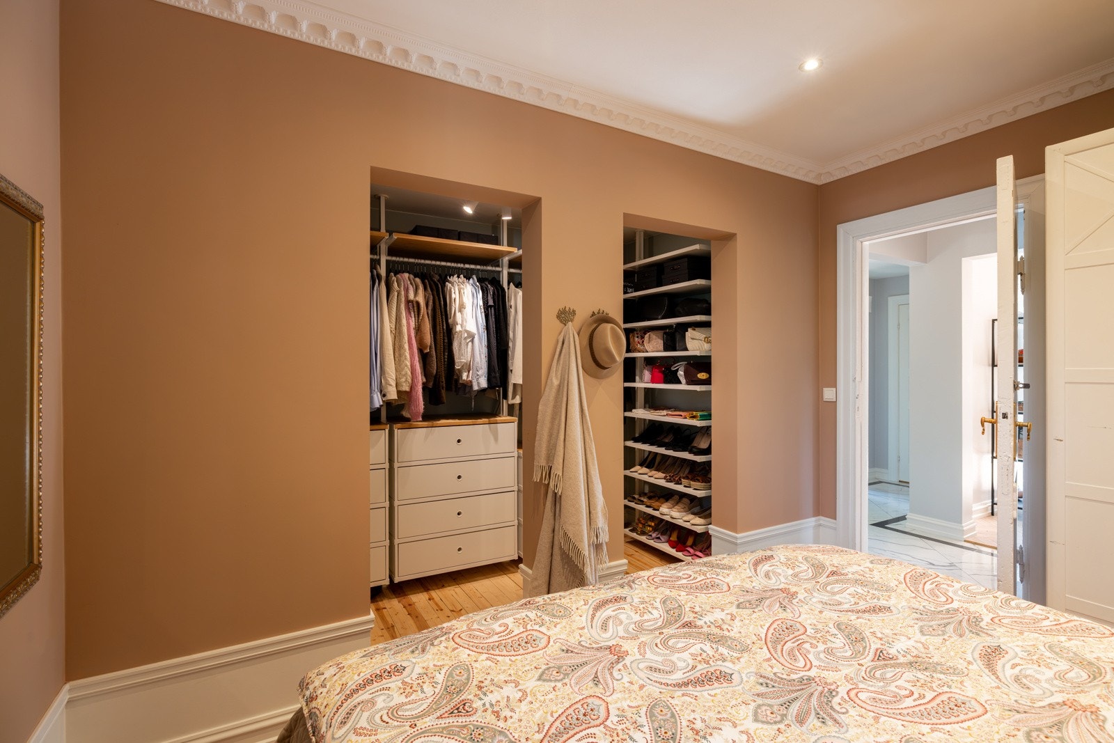 Soverommet har en praktisk walk-in garderobe og klessjakt til vaskerom. Galleribilde