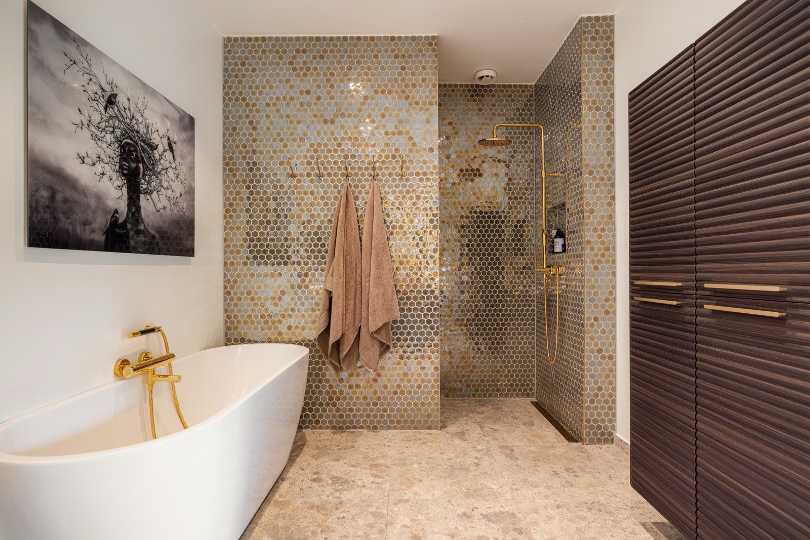 Delikat bad med badekar og dusj. Galleribilde