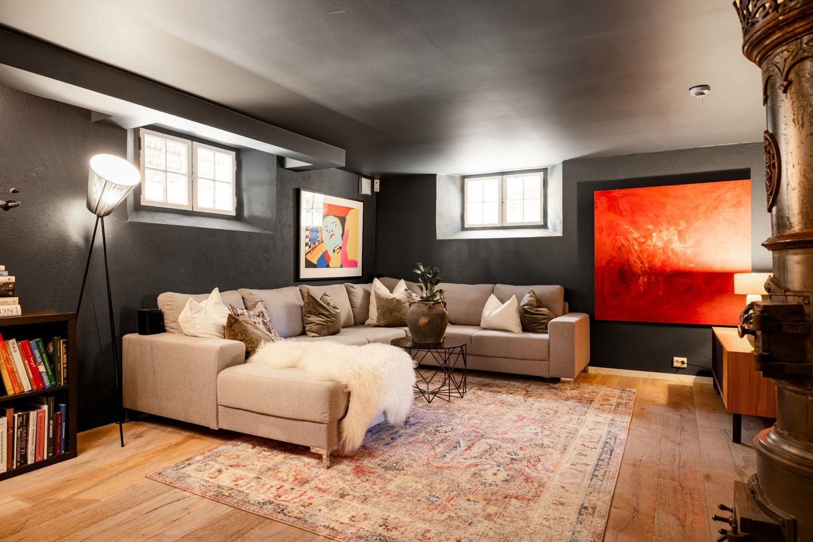 Stor og romslig kjellerstue. Kjelleren er perfekt som ungdomsavdeling, kinorom, treningsrom osv. Galleribilde