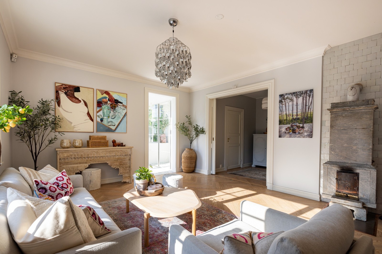 Lys stue med klebersteinsovn Galleribilde