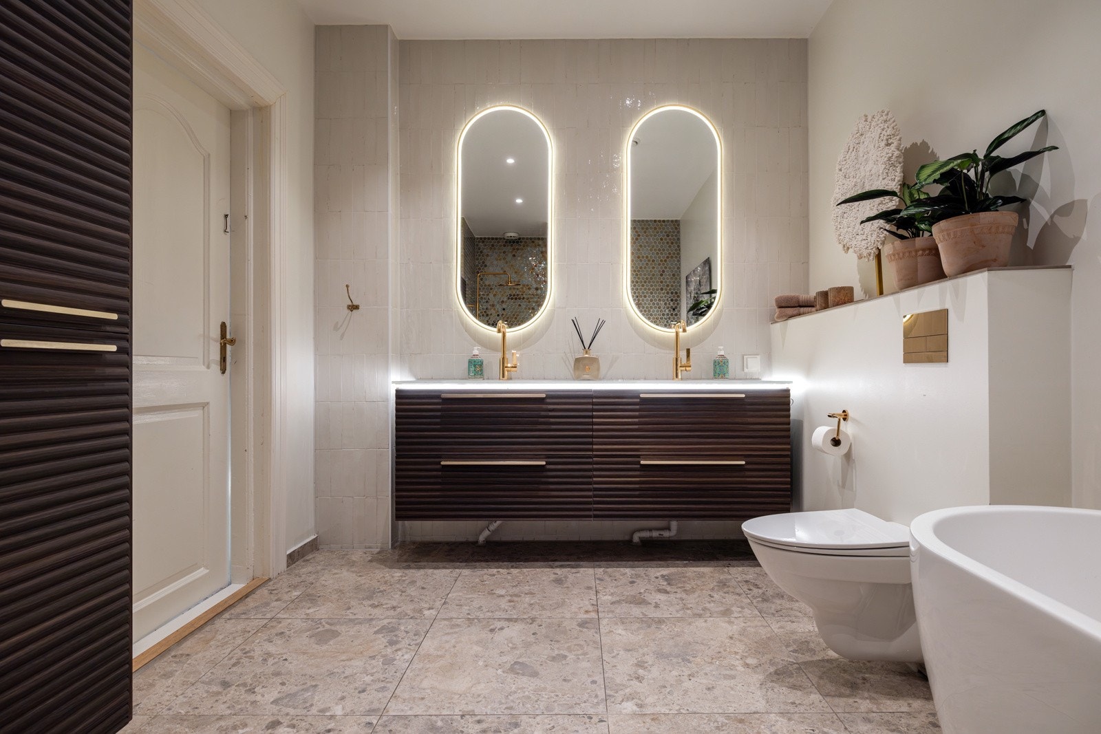 Baderomsinredning fra Scala bad med dobbel servant. Galleribilde