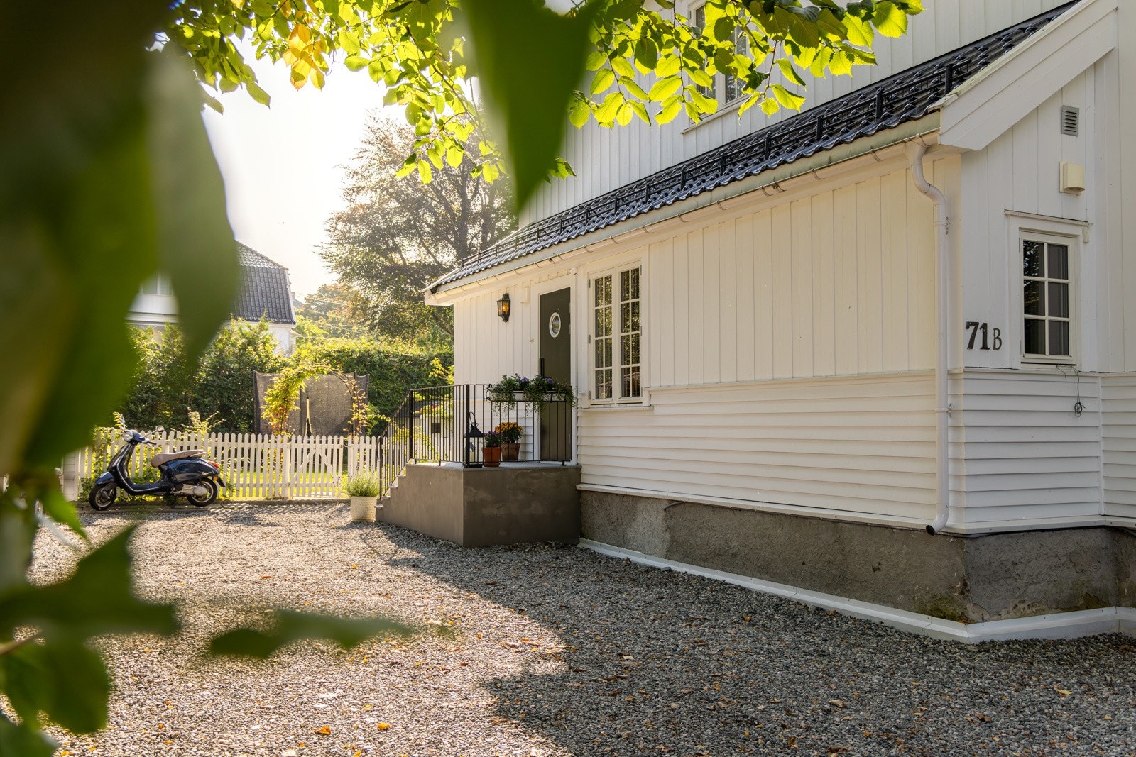 Innkjørsel og inngangsparti. Galleribilde