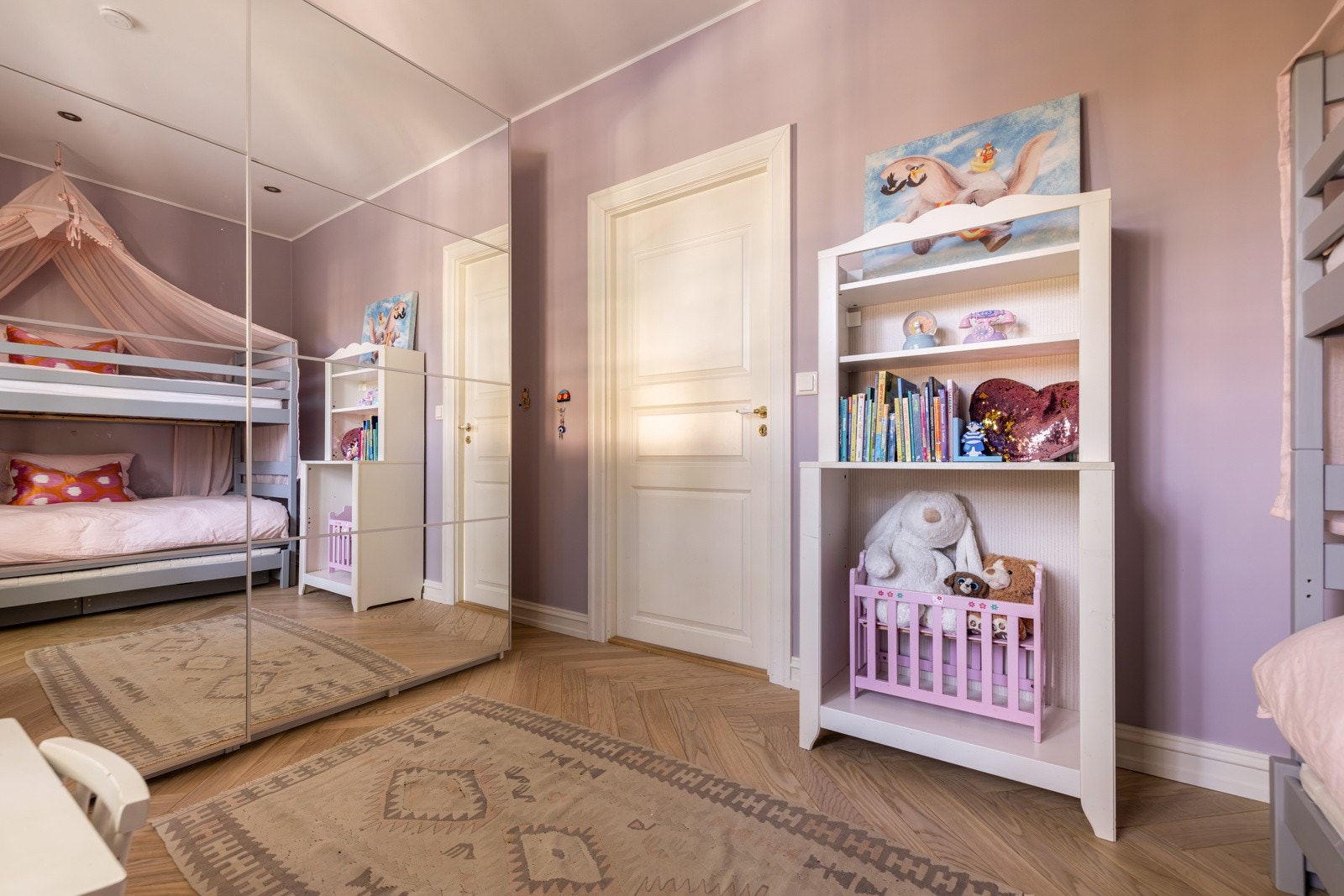 Stor skyvedørsgarderobe med mye oppbevaringsplass. Galleribilde