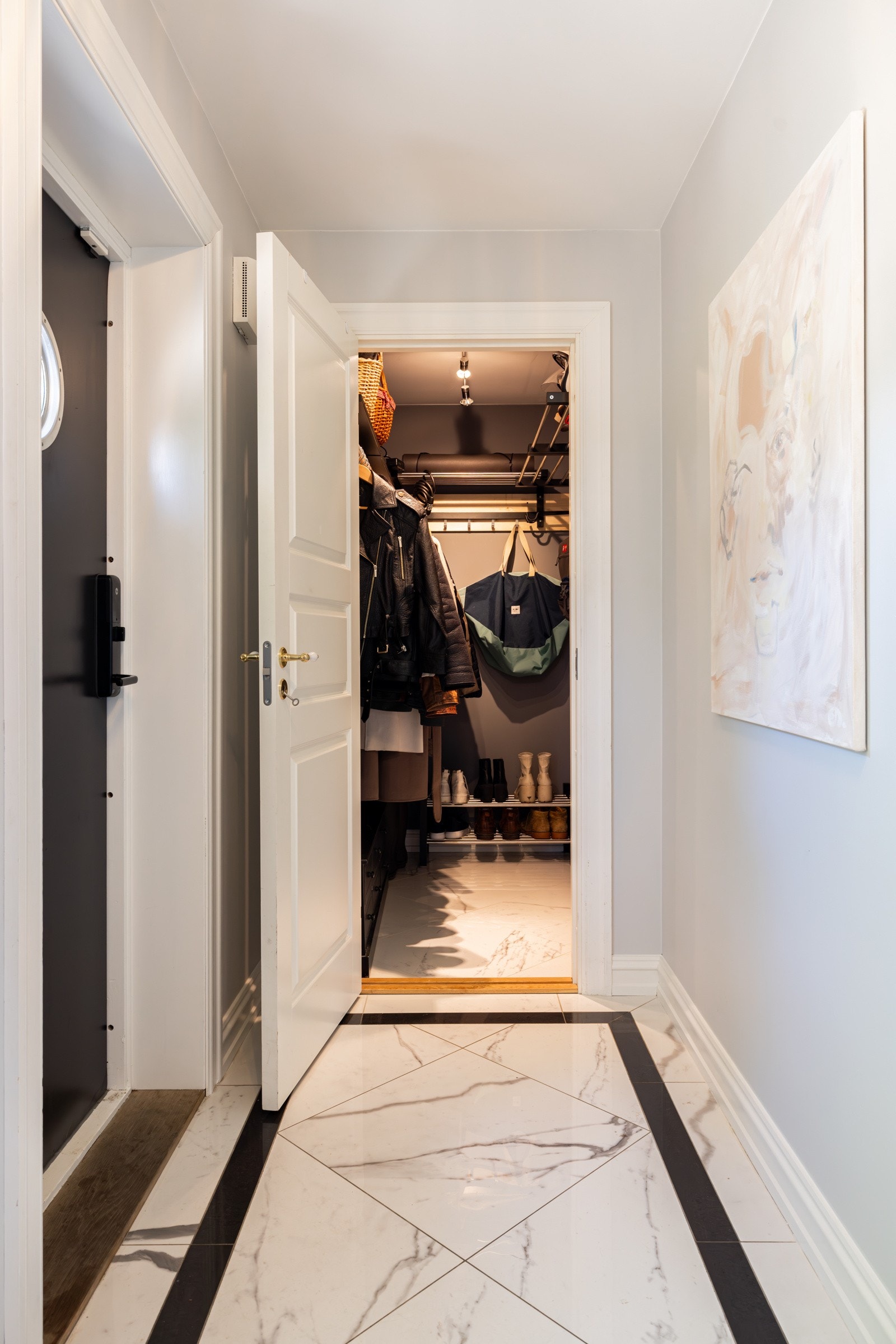 Fra entréen er det er praktisk walk-in garderobe. Galleribilde