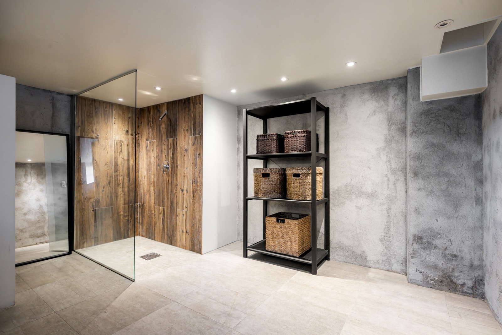 Stort praktisk bad/vaskerom med flislagt gulv og flislagte vegger i dusjsonen. Galleribilde