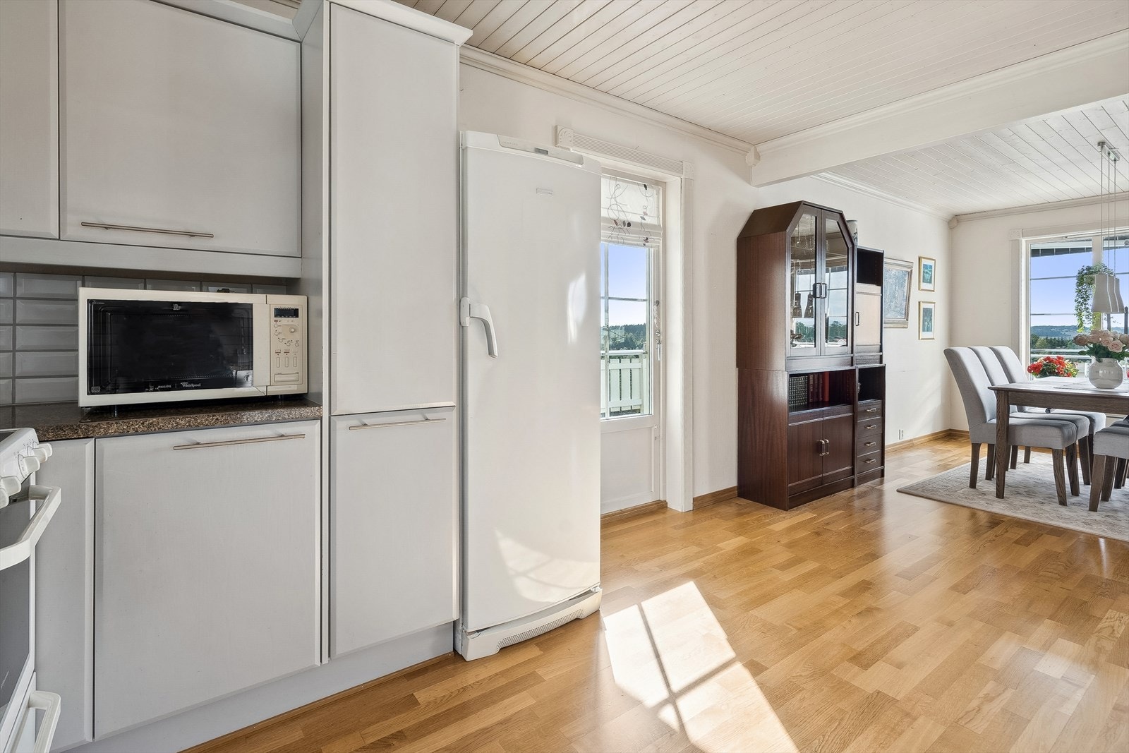 Meget praktisk bolig med adkomst til terrasse med fra kjøkken og fra stue / spisestue Galleribilde