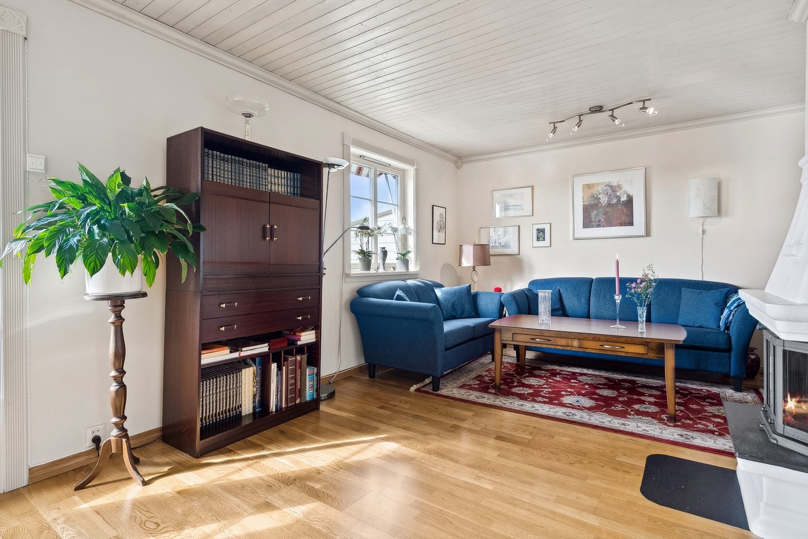 Stuen er svært romslig med god plass til både langbord og hjørnesofa. Mulig å ta deler av stue og lage soverom om ønskelig Galleribilde