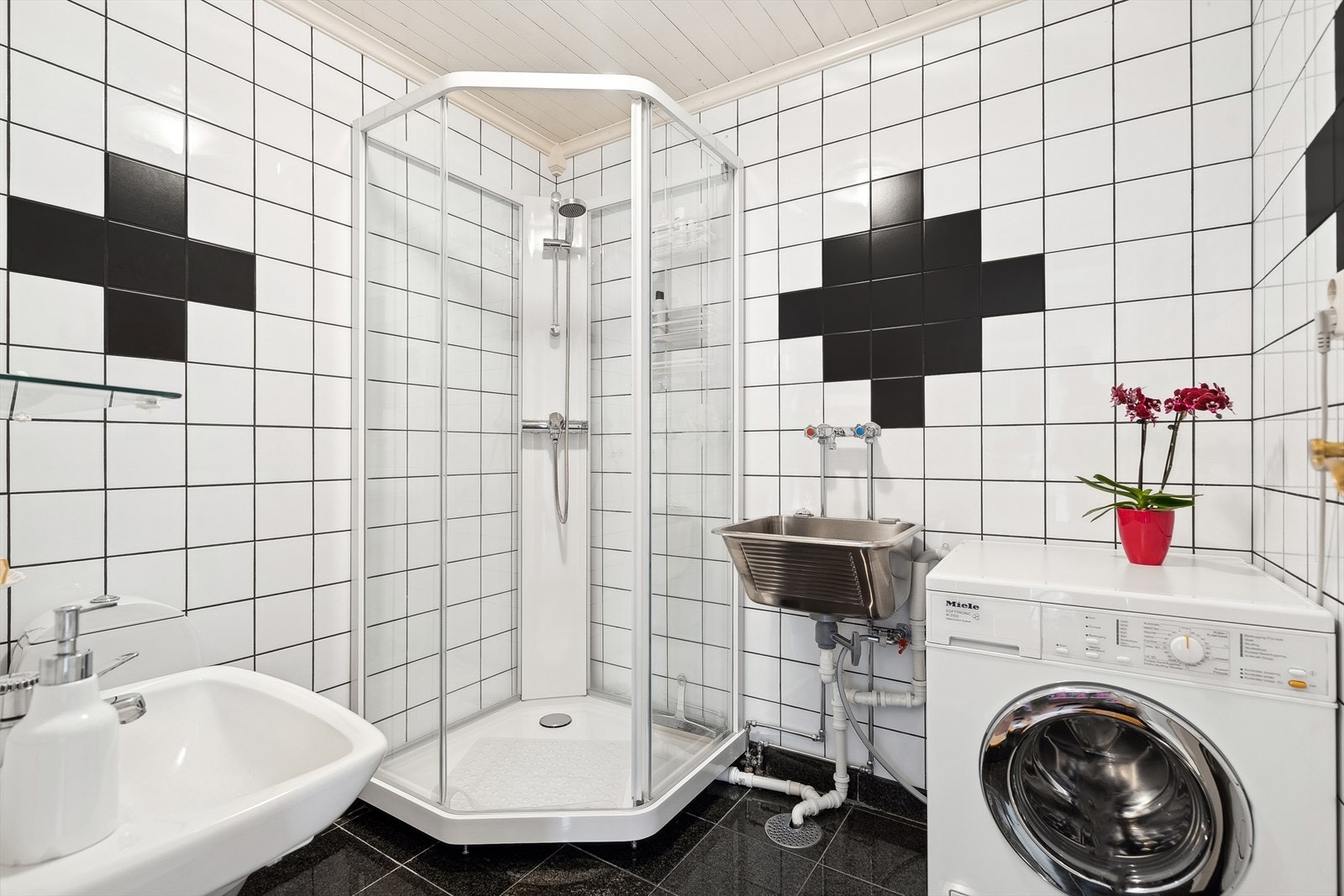 Baderom forbindelse med inngangspartiet er det et praktisk bad/vaskerom med nytt dusjkabinett, servant, utslagsvask og wc Galleribilde