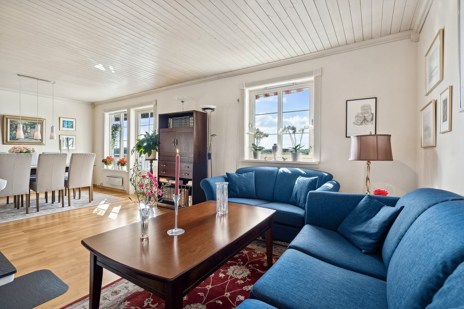 Godt med gjennomgående lys og møbleringsmuligheter og utgang til terrasse fra stuen/spiseplassen Galleribilde