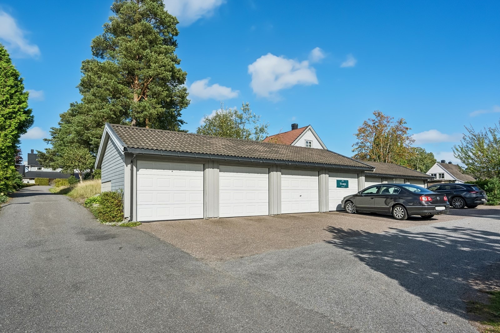 Det finnes også en garasjeplass i felles garasjeanlegg og en fast parkeringsplass på felleareal. Følg veien forbi garasjen til boligen. Her snakker man virkelig barnevennlig beliggenhet! Galleribilde