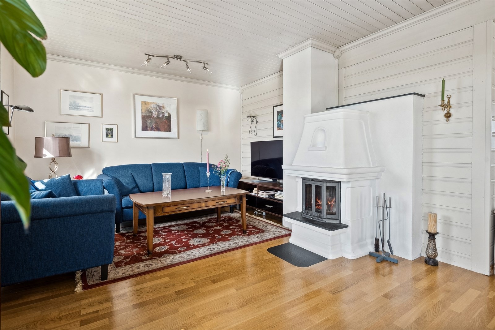 I stuen er det en peisovn som gir rikelig med naturlig varme på kjølige kvelder Galleribilde