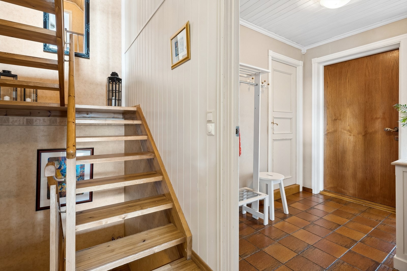 Fra entréen er det adkomst til stuen og kjøkkenet i åpen løsning samt trapperommet som tar deg til både under- og 2. etasje. Bad/vaskerom til venstre for inngangsdøren Galleribilde