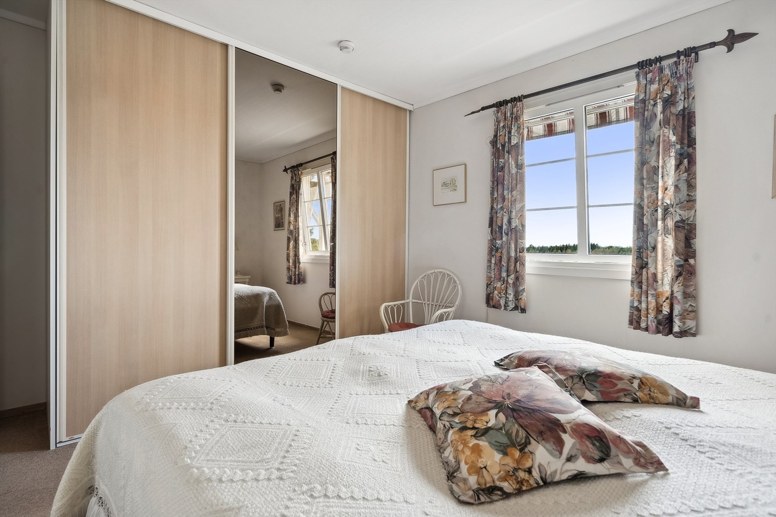 Soverom II ligger i underetasjen og har fantastisk utsikt og romslig garderobeløsning Galleribilde