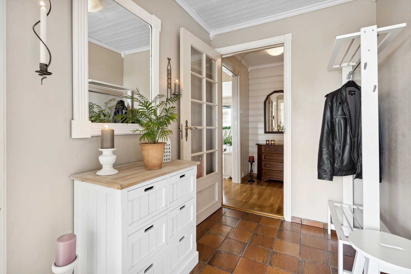 I entréen er det fin plass til oppbevaringsmøblement og knagger som gjør det enkelt å henge fra seg både yttertøy og sko. Bad/vaskerom ligger på høyre side i entréen Galleribilde