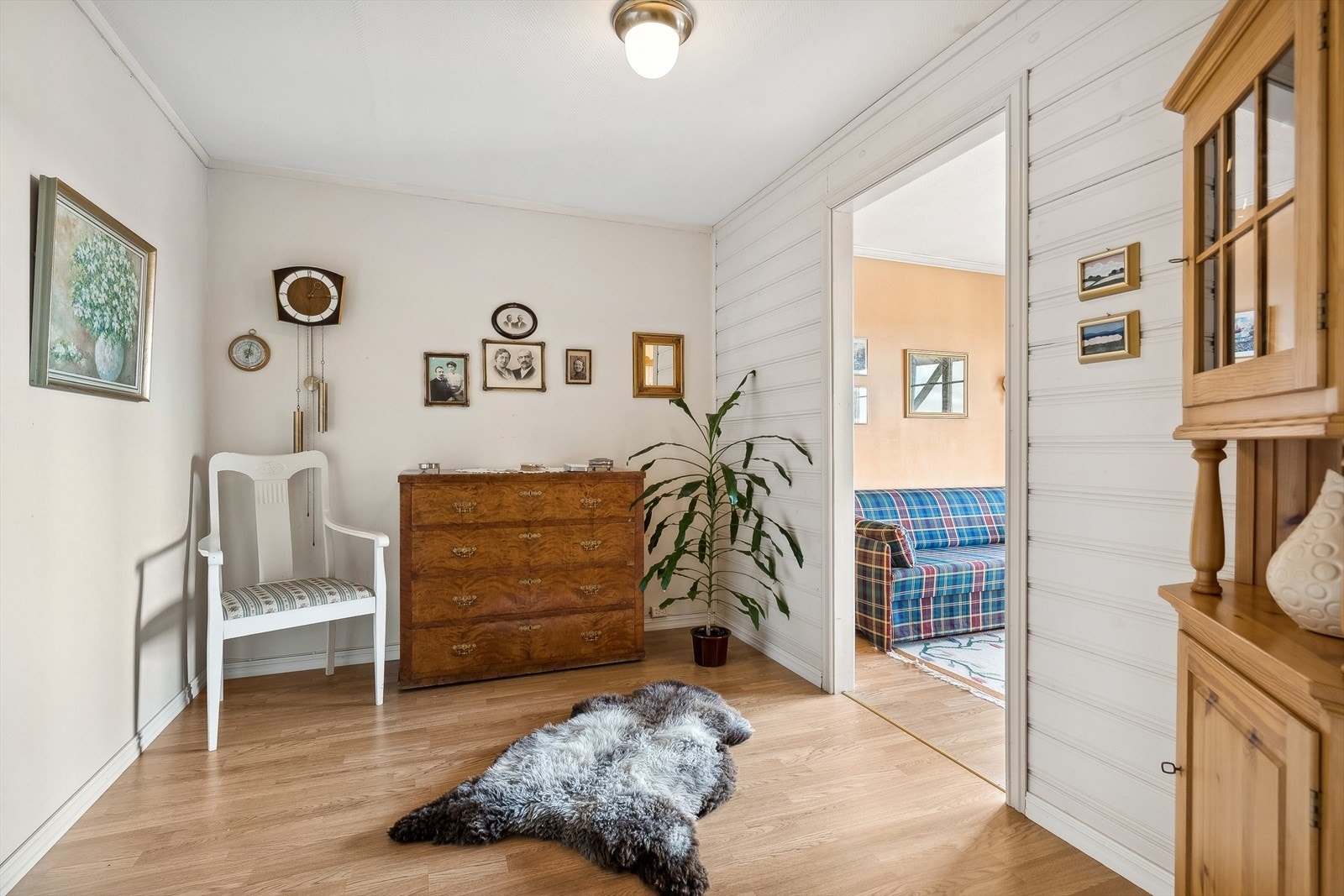 Rommet før soverom lll kan ha flere bruksmuligheter. Hjemmekontor, lekerom eller tv-stue - alt etter behov og ønske. Bod/tekniskrom til venstre for bildet Galleribilde