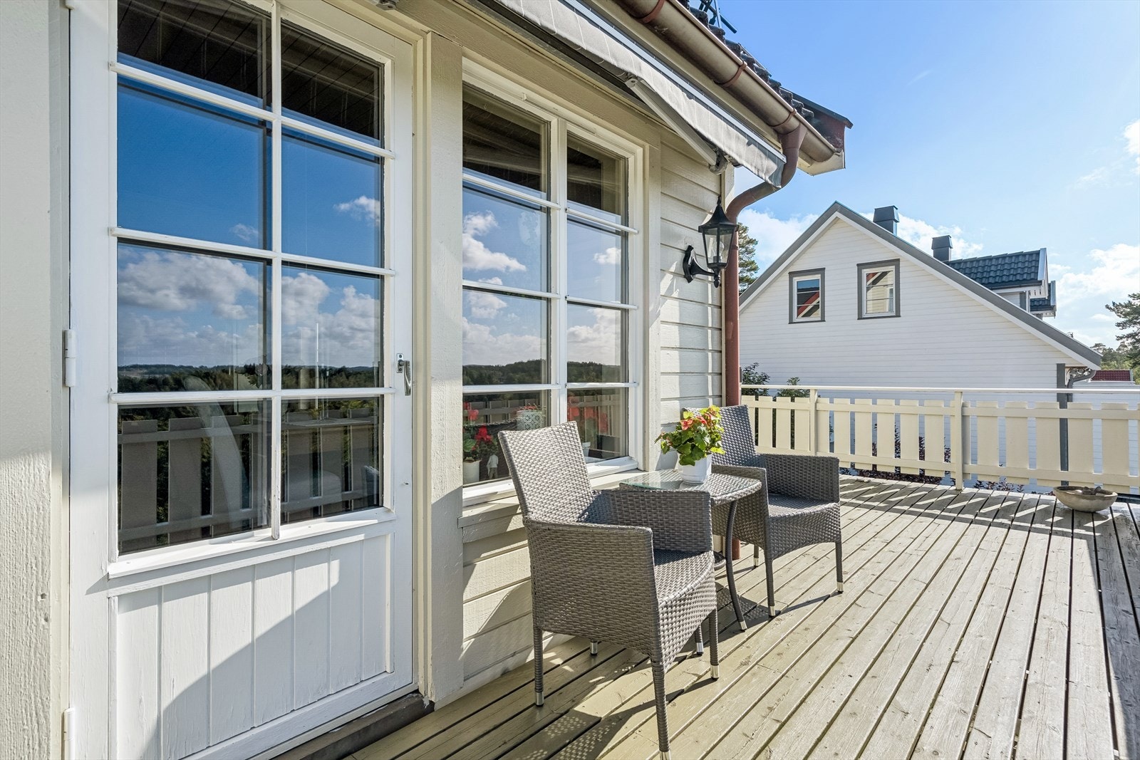 Her kan man nyte lange sommerkvelder med nære og kjære Galleribilde