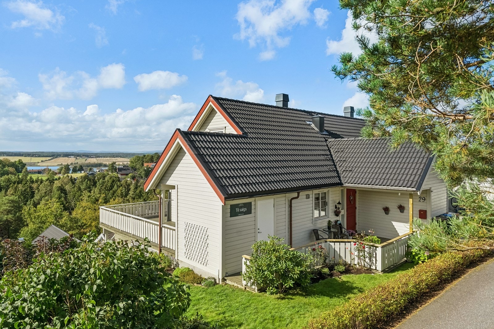 Velkommen til Vearkleiva 29 - presentert av Nina Hage Istad, DNB Eiendom. Boligen ligger høyt og naturskjønt til med fantastisk og vidstrakt utsikt over natur, Akersvannet og åsene med Blefjell i bakgrunnen Galleribilde