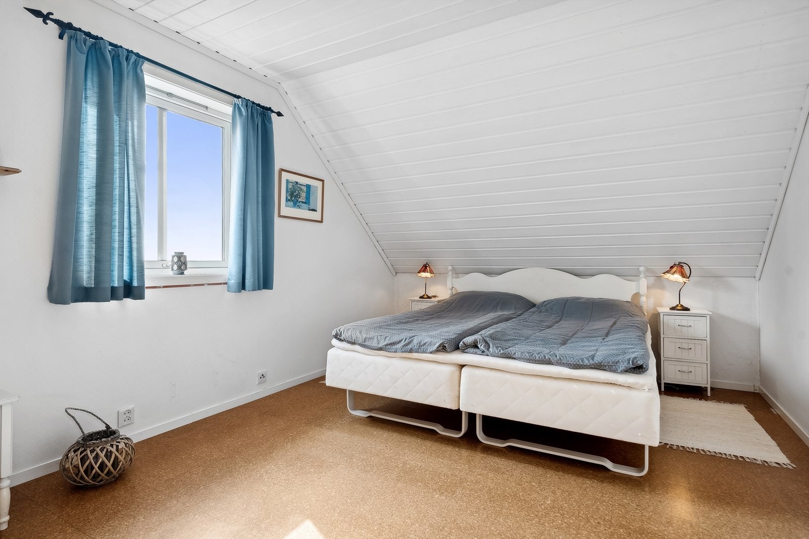 Det er totalt 3 soverom i boligen. To av soverommene ligger i underetasjen, og dette befinner seg i 2 etasje Galleribilde