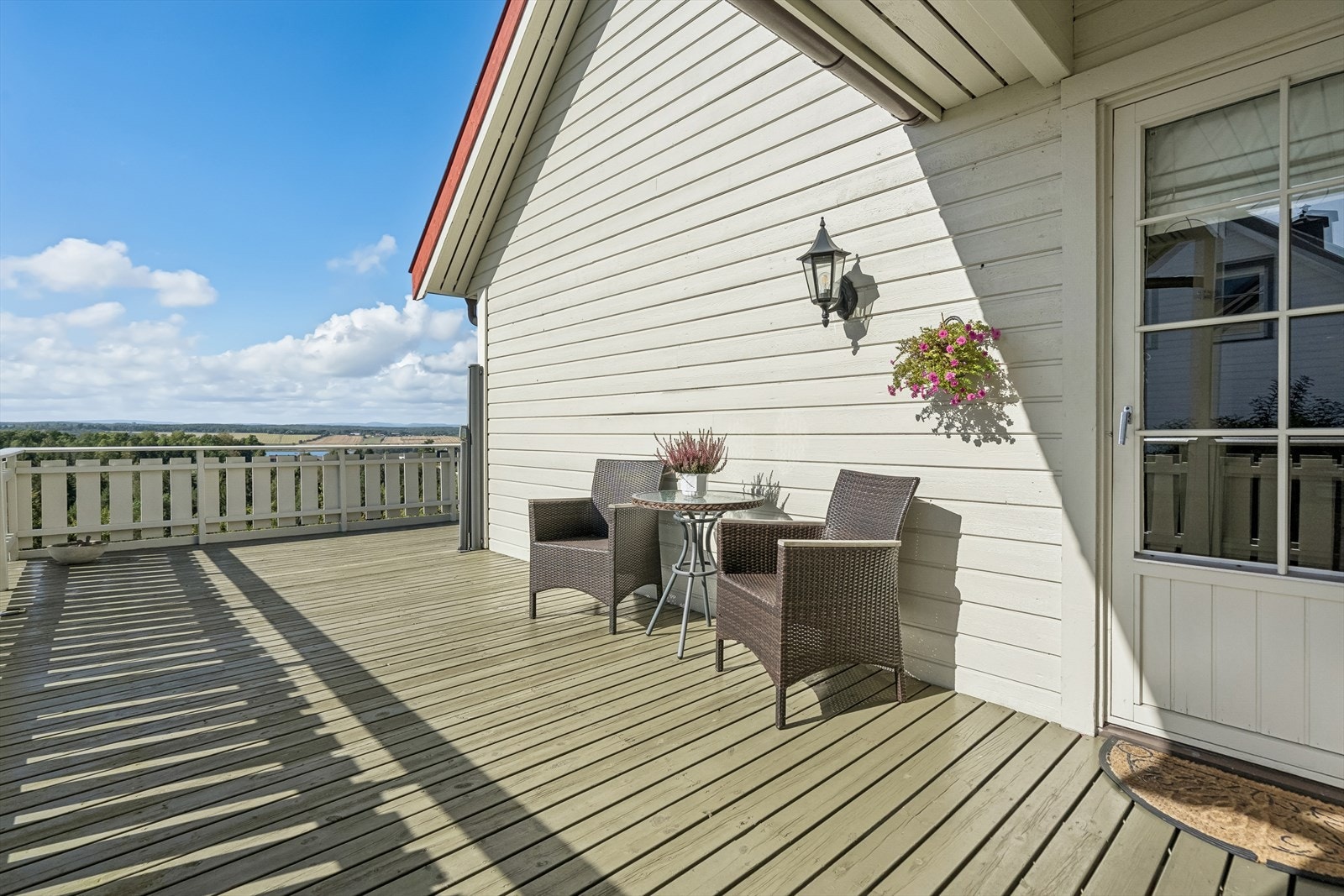 Stor og solrik terrasse med en fantastisk utsikt Galleribilde