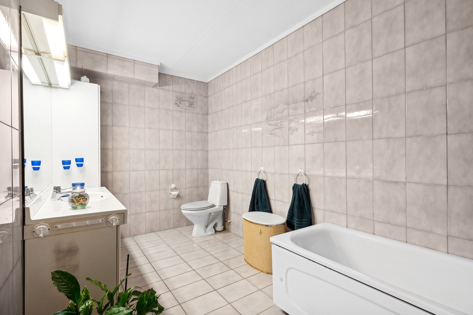 Baderommet i underetasjen har god størrelse og er velutstyrt med stort servantskap, badekar og wc Galleribilde