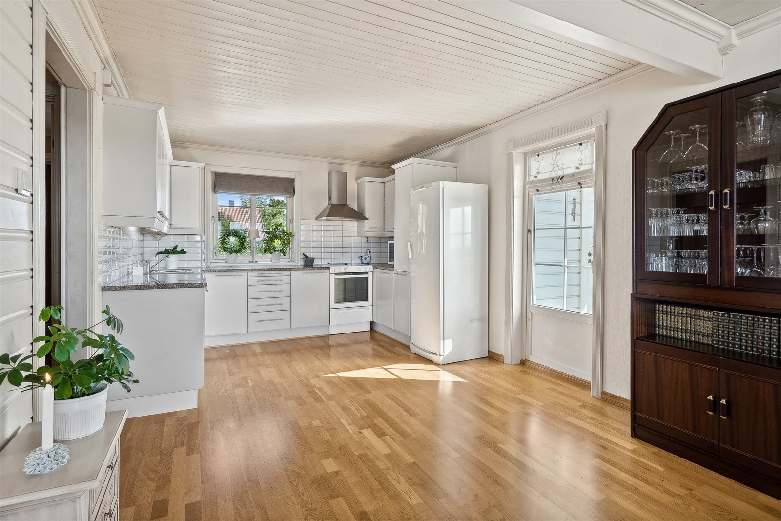 Kjøkkenet ligger i åpen løsning mot stuen og er holdt i en moderne stil. Praktisk med utgang til terrasse fra kjøkkenavdelingen Galleribilde