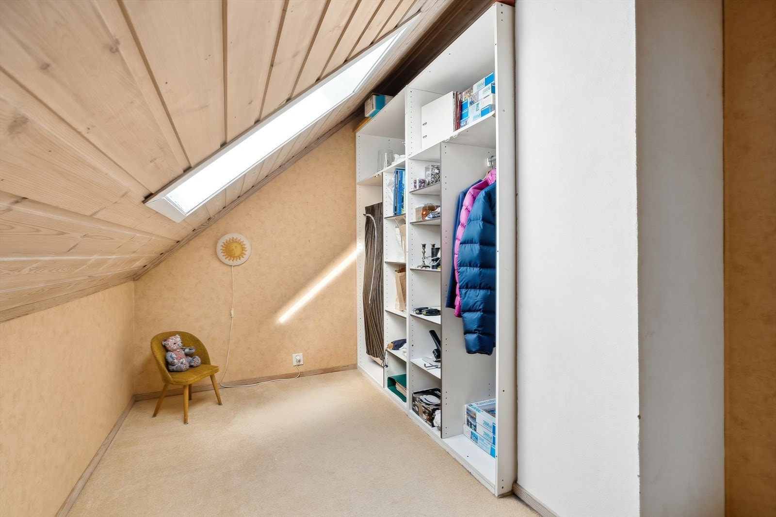 Garderoberom/loftsrom i 2. etasje med skråta og takvindu, åpner for flere bruksmuligheter Galleribilde
