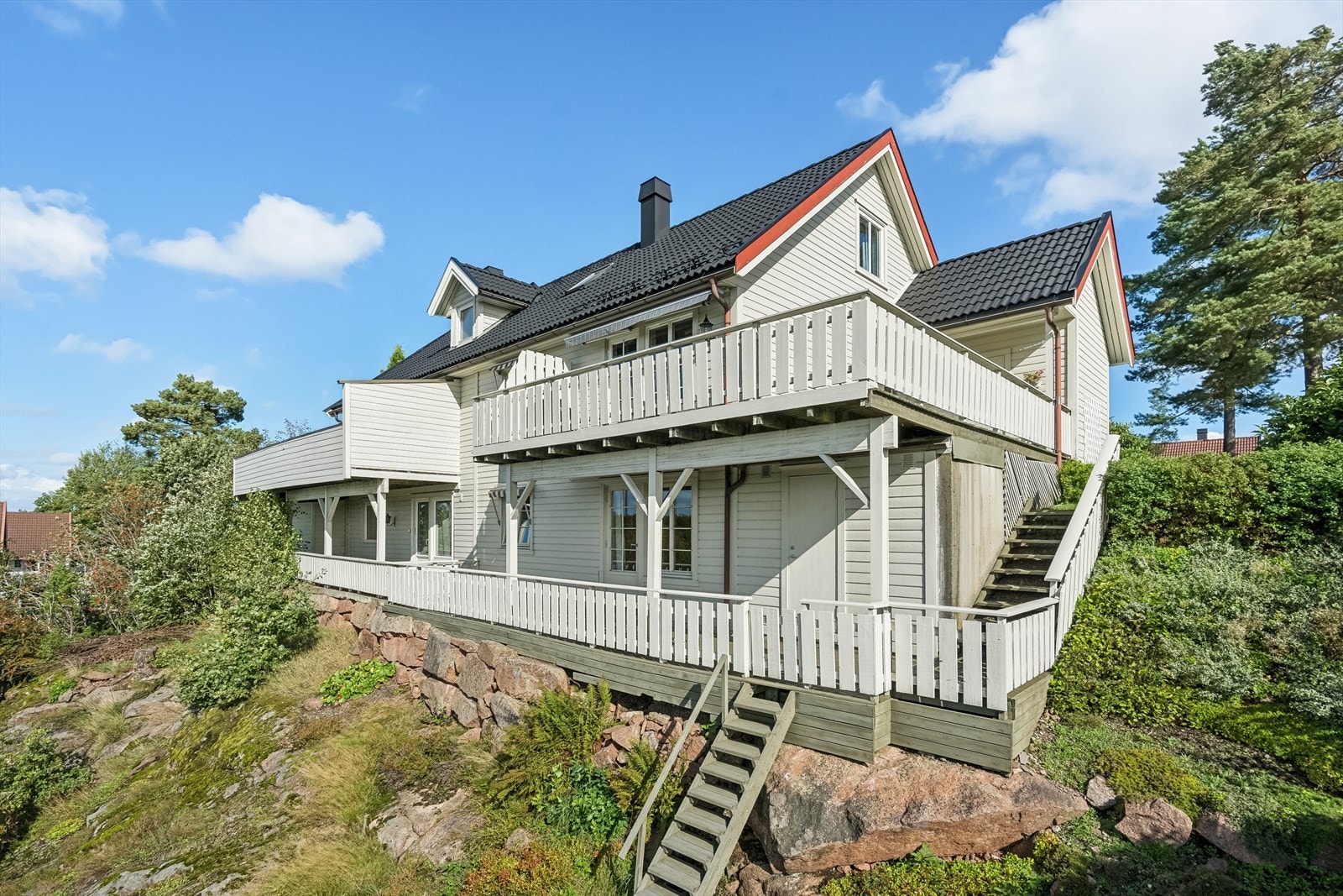 Store solrike terrasser og tilkomst til uteareal. Takfornying foretatt ca. 2020 Galleribilde