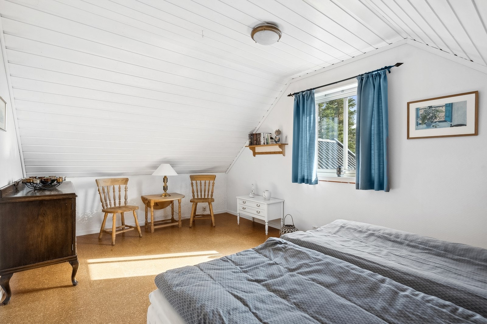 Lyst og romslig, med god plass til både dobbeltseng og møblement etter ønske Galleribilde