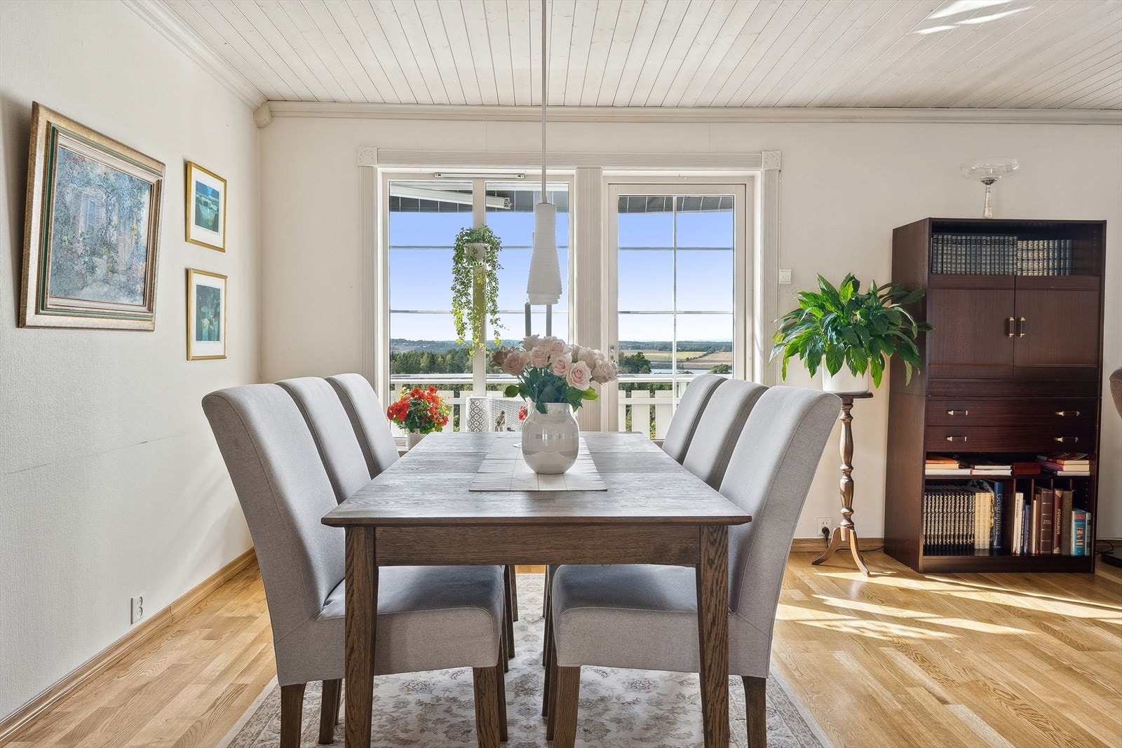 Her kan man nyte utsikt og mat samtidig! Galleribilde