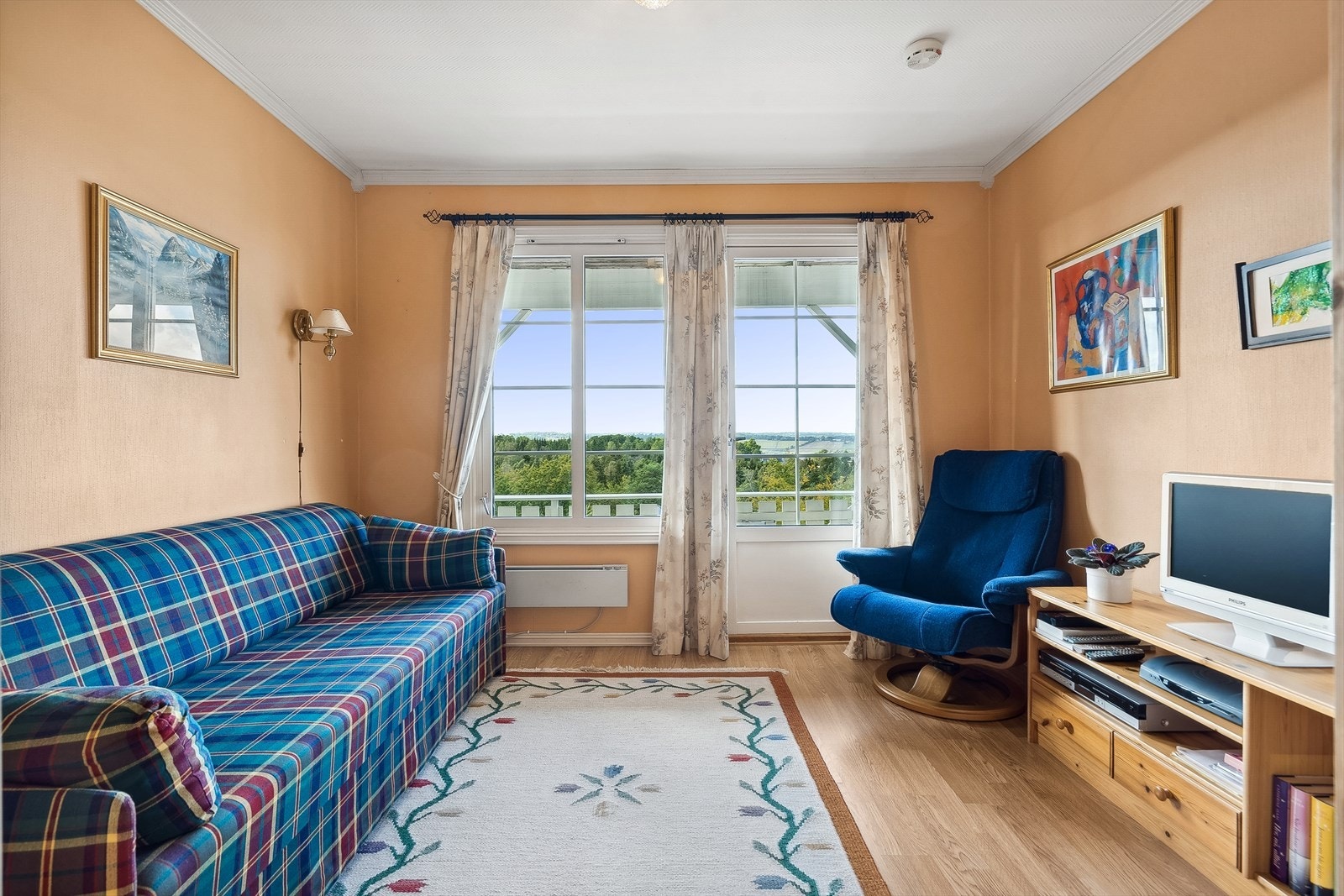 Soverom III ligger også i underetasjen og har god plass til seng og garderobeløsning, brukes i dag som ektstra stue. Utgang til terrasse og uteareal Galleribilde