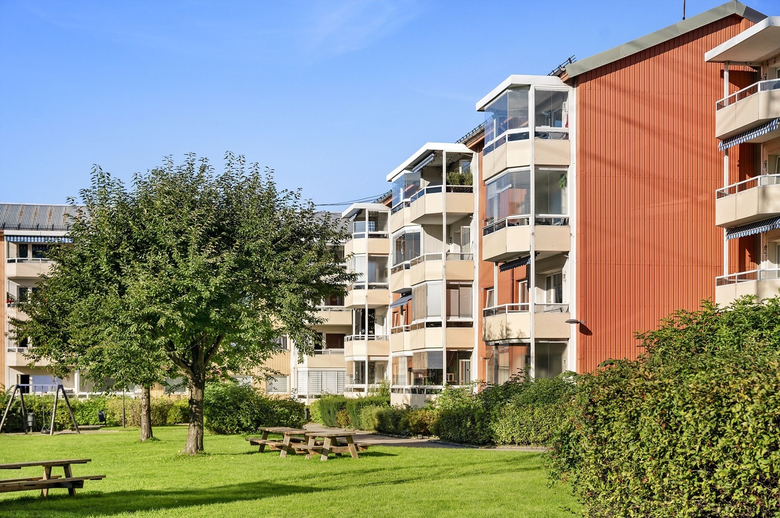 Kort vei til skole, barnehage, offentlig kommunikasjon, nærbutikk (Matkroken), idrettsanlegg og bydelssenter som Fyrstikktorget og kjøpesentrene Storo, Bryn og Alna med de fleste servicetilbud og fasiliteter. Galleribilde