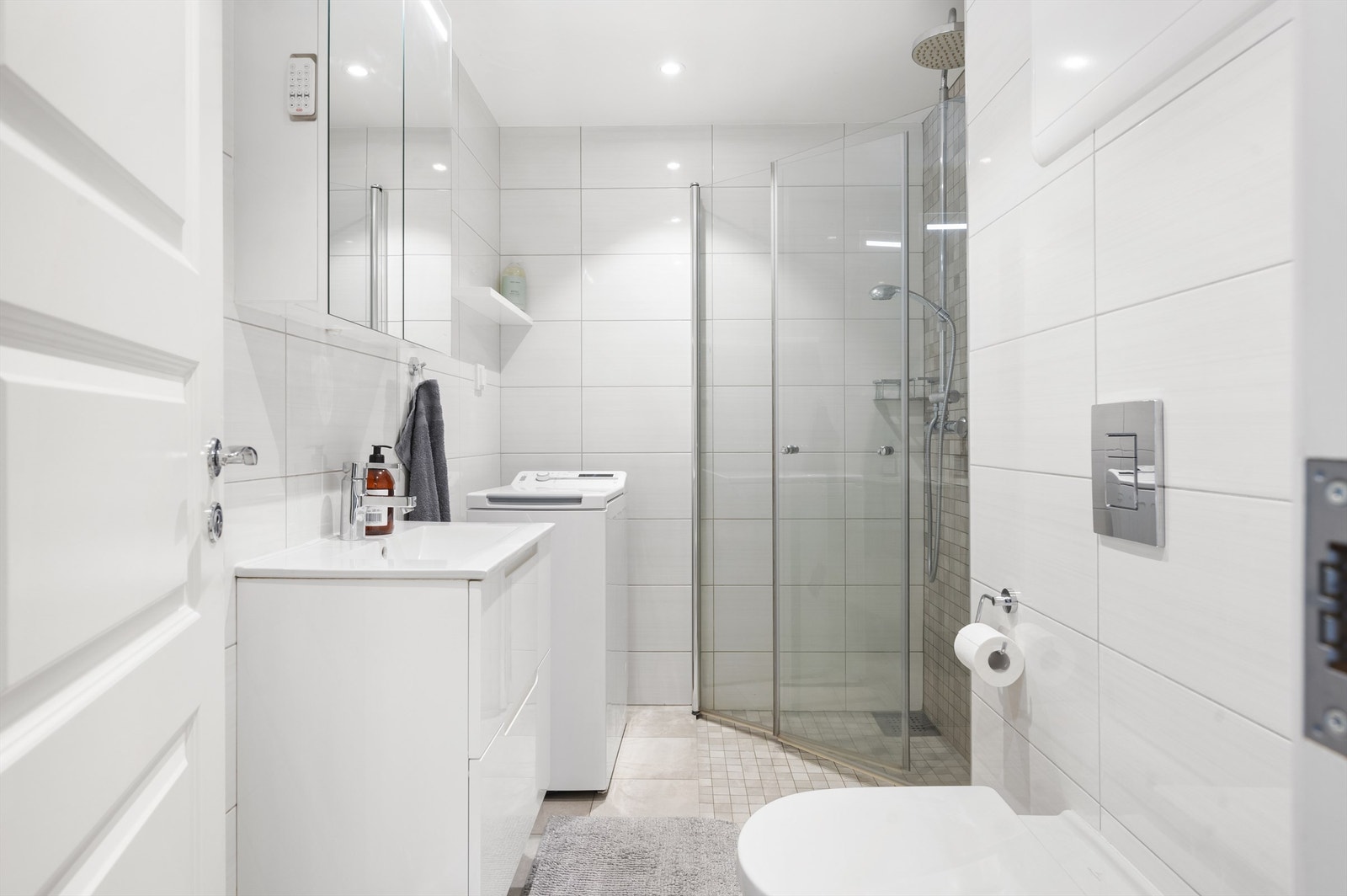 Badet er delikat flislagt på gulv og vegger med varme i gulvet. Galleribilde